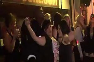Противные девушки начинают снимать свою одежду в местном ночном клубе