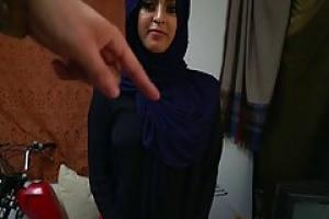Арабский девушка сняла с себя одежду, но не на голову шарф, чтобы трахаться со спины