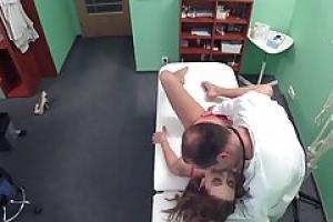Роговой доктор трахает его довольно терпеливы в то время как вуайерист делает видео