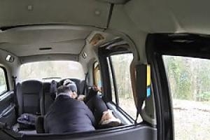 Горячая блондинка женщина удивит лизать киску сессии она получила от водителя такси