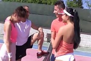 Антония Сайнс и Ана Роза, кажется, нравится их теннис классов и их красивого тренера