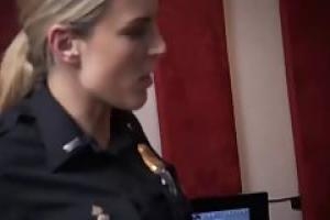 Две женщины-полицейские стоят на коленях перед черным плен и сосать его большой пенис