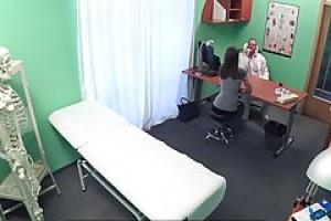 Голый пациент получает ее роговой врач с огромный толстый член сзади в своем кабинете