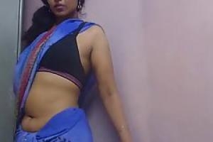 Полненькая Индийская красотка делает некоторые очень нехорошие вещи перед ее веб-камерой