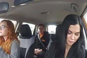 Девочки у групповушка в машине вместо того, чтобы учиться горячего погружения
