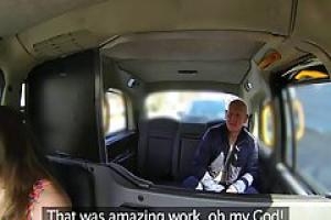 Милые леди работает водителем такси и часто случайный секс со своими клиентами
