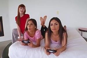 Голые подростки играли в видеоигры, пока их подруга роговой хотел трахнуть их
