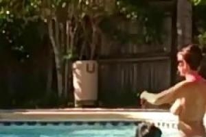 Любительские детка с большими сиськами любит трахаться рядом с ней бассейн
