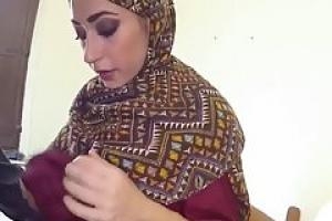 Арабские девка настоящая шлюха только потому, что ее киска никогда не может иметь достаточно секса