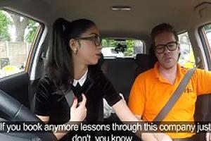 Испанский брюнетка имеет секс со своим учителем вождения, потому что она очень возбуждена