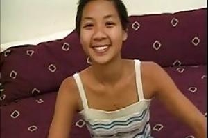 Азиатский подросток с короткими волосами делает ее первый порно сцены за деньги