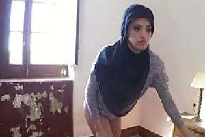 Арабский детка сосет петух и получает выебанная в гостиничном номере, потому что ей нужны деньги