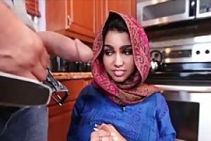 Мусульманская девка носит ее любимый платок и получает выебанная жесткий на кухне