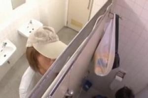 Азиатские младенец получает прибил незнакомцем в общественном туалете в позе догги Стайл