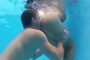 Малый сиськастый брюнетка секс в бассейне после эротического массажа
