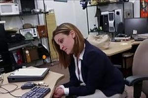 Сексуальная ифом с большими сиськами поимели из-за ее роговой коллега в офисе