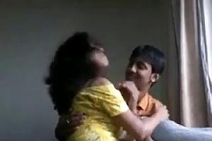 Круглолицый Индийская брюнетка наслаждается, пока ее друг играет с ее сиськи в ее квартире