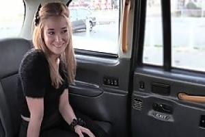 Миниатюрная блондинка раздвинула ноги широко открыты в задней части такси и поимели
