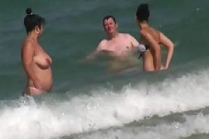 Горячие голые женщины наслаждаются на пляже, а ребята смотрят на свои киски