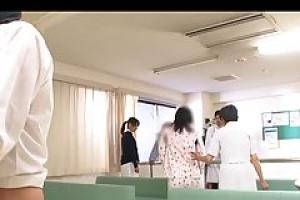 Японские медсестры трахаются в раздевалке после того, как они закончили свою смену