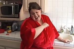 Толстая женщина играет с ее волосатые киски на кухне и насладиться им большое
