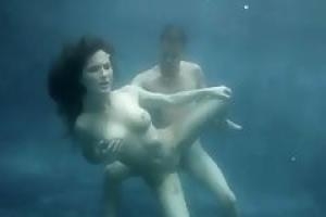 Чувственная брюнетка Молли Джейн нежно сосать ее партнер с огромный толстый пенис под водой