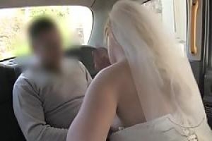 Блондинка невеста отсасывает возбужденный член незнакомца на пути к свадебной церемонии