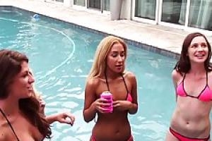 Сексуальная Диллон Картер и ее друзья весело время рядом с бассейном