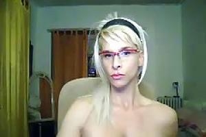 Грудастая блондинка в очках позирует перед веб-камерой, потому что ей нужны деньги