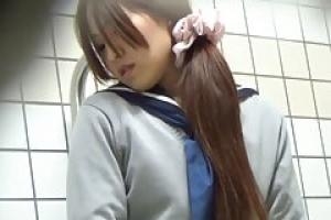 Симпатичная Японская школьница, потирая ее киску, как сумасшедший в школьном туалете во время урока